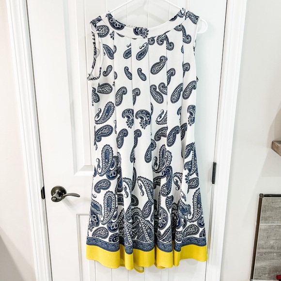 White and Blue Paisley Sleeveless Stretch Dress Yellow Trim Accent Size Large - Picture 1 of 5